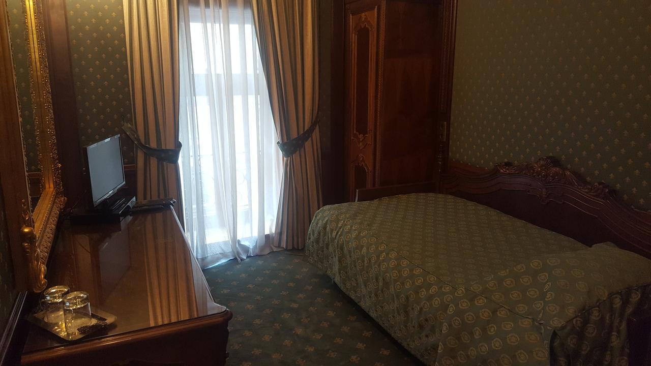 Hotel Casa Capsa Bukarest Kültér fotó