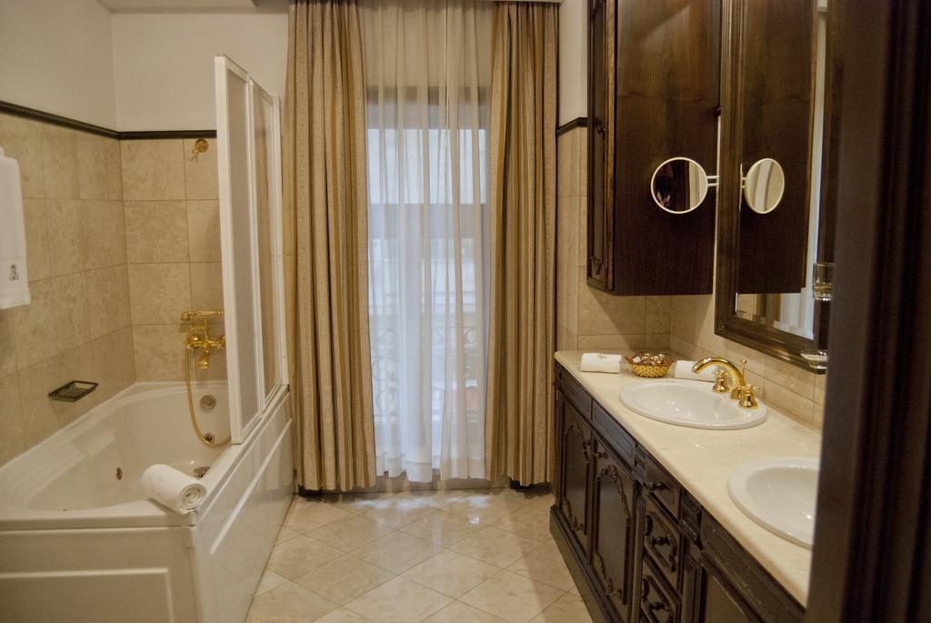 Hotel Casa Capsa Bukarest Kültér fotó